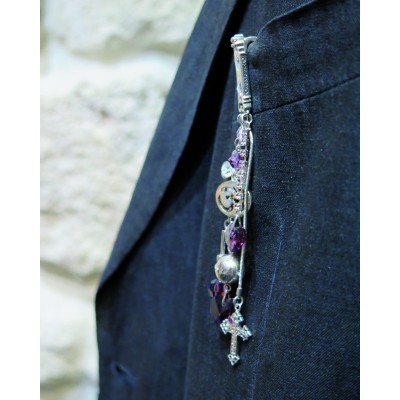 ATTACHANTE " LUCKY ONE AMETHYST"OHDISLEMOI sur une pochette de veste