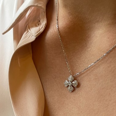 Pendentif Ohdislemoi-Joaillerie avec sa chaîne en or blanc et son pendentif serti de diamants